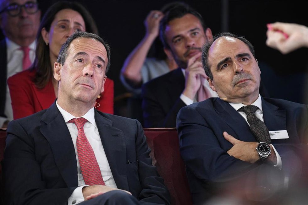 El CEO de CaixaBank, Gonzalo Gortázar (i), y el Consejero Delegado PwC, Manuel Martín Espada (d), durante el acto de clausura de la edición de 2025 del programa Woman to Watch de PwC, a 2 de julio de 2025, en Madrid (España). 