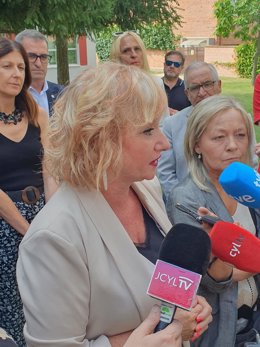 Leticia García atiende a los medios en Segovia.