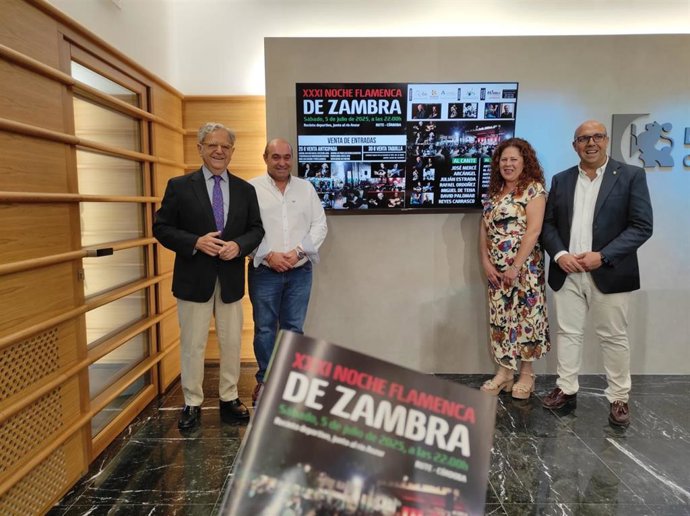El presidente de la Diputación de Córdoba, Salvador Fuentes (izda.), en la presentación de la Noche Flamenca de Zambra.