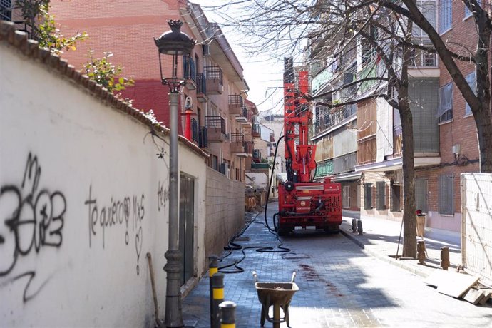 Archivo - Maquina que inyecta hormigón en la parte de atrás del edificio de viviendas desalojado en San Fernando de Henares