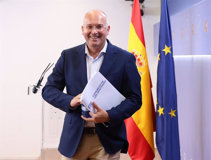 EL portavoz del PP en el Congreso, Miguel Tellado, durante una rueda de prensa en el Congreso de los Diputados