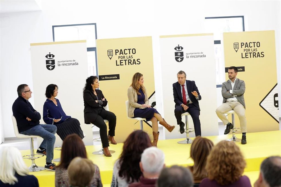 Archivo - El alcalde (2d), Javier Fernández, en uno de los actos de 'Estación de las Letras'.