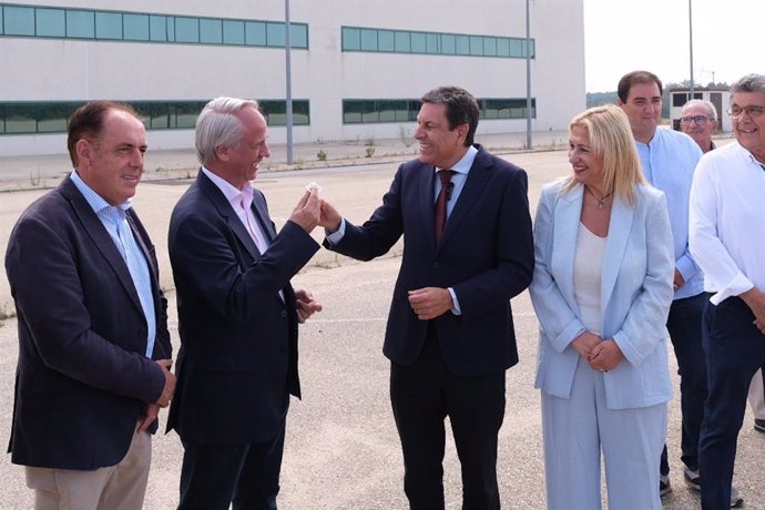 El consejero de Economía y Hacienda y portavoz, Carlos Fernández Carriedo, participa en el acto de entrega de llaves de la nave de la Red Cylog para el inicio de actividad empresarial de la Sociedad Nuevas Líneas