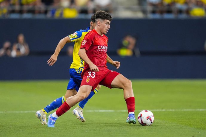 Archivo - Adrian Liso of Real Zaragoza in action during the Spanish league, La Liga Hypermotion, football match played between Cadiz FC and Real Zaragoza at Nuevo Mirandilla stadium on August 16, 2024, in Cadiz, Spain.