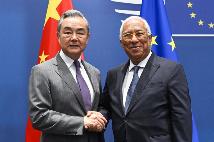 El presidente del Consejo, Antonio Costa, se reúne con el ministro de Exteriores chino, Wang Yi, en Bruselas.