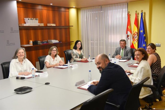El consejero de la Presidencia, Luis Miguel González Gago, ha mantenido un encuentro con CEOE Castilla y León y con el Colegio de Secretarios, Interventores y Tesoreros de Administración Local en Castilla y León (Cosital) .