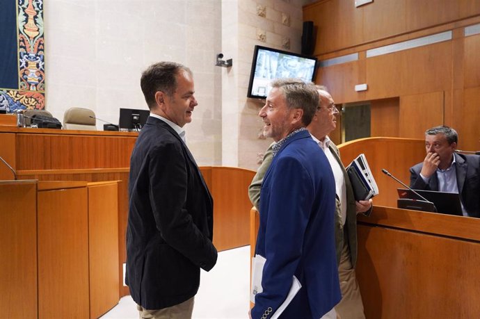 El consejero de Interior del Gobierno de Aragón, Roberto Bermúadez de Castro, habla con el portavoz de CHA, José Luis Soro.