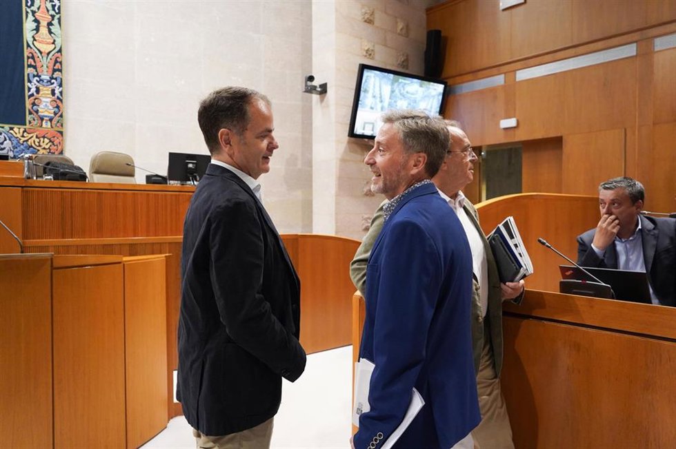 El consejero de Interior del Gobierno de Aragón, Roberto Bermúadez de Castro, habla con el portavoz de CHA, José Luis Soro.