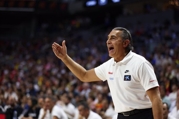 Archivo - Sergio Scariolo, técnico da Espanha, gesticula durante o amistoso nacional de basquete disputado entre a seleção espanhola e a seleção grega no pavilhão Wizink Center em 11 de agosto de 2022, em Madri, Espanha.