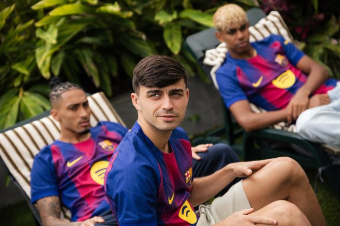 Archivo - Raphinha, Pedri i Lamine Yamal amb la nova samarreta del FC Barcelona 