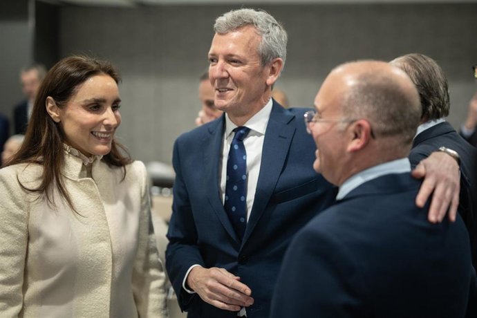 Archivo - Arquivo - (I-D) A empresaria e presidenta de honra de Club Século XXI, presidente da Xunta de Galicia, Alfonso Rueda, e o protavoz do PP no Congreso, Miguel Tellado, durante un xantar-coloquio, na sede do Club Século XXI.