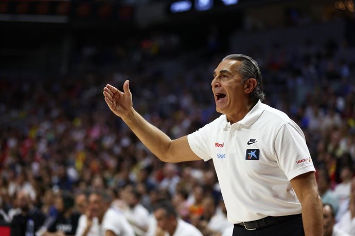 Archivo - Sergio Scariolo, head coach of Spain, gestures during the basketball friendly national match played between Spain Team and Greece Team at Wizink Center pavilion on August 11, 2022, in Madrid, Spain.