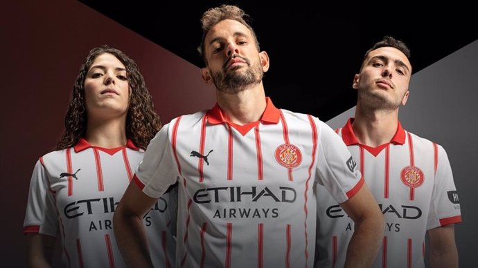 Los jugadores del Girona FC con la primera camiseta de la temporada 2025-26