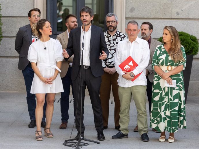 O porta-voz de Sumar e Ministro da Cultura, Ernest Urtasun, com o restante dos representantes do partido após a reunião de acompanhamento do pacto de coalizão com o PSOE.