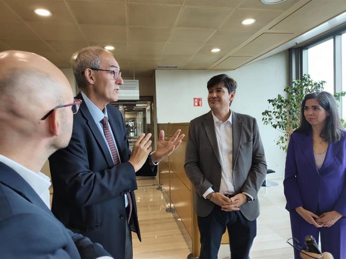 El consejero de Ciencia, Industria y Empleo, Borja Sánchez,  y el director general de Innovación, Iván Aitor Lucas, con el presidente del Patronato de la Fundación Idonial, Antonio Guardado; la nue va directora gerente de Idonial, Patricia López.