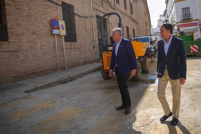 El alcalde de Sevilla, José Luis Sanz, visita las obras de la calle Dueñas y Santa Ángela.