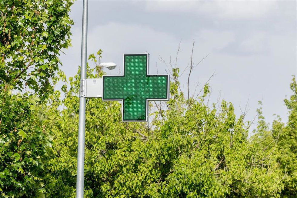 Archivo - Una señal de farmacia indica 40 grados.