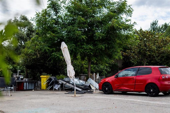 Destrozos en el lugar en el que ocurrieron los hechos, a 2 de julio de 2025, en Ribeira, A Coruña, Galicia (España). Una persona falleció y varias fueron detenidas tras una multitudinaria pelea entre numerosos miembros de dos familias registrada ayer, 1 d