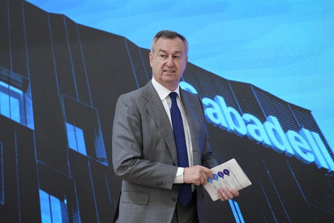 El ceo de Banc Sabadell César González-Bueno y el director financiero Sergio Palavecino explican la operación de TSB, a 2 de julio de 2025, en San Cugat, Barcelona, Cataluña (España).