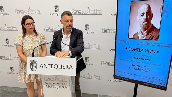 El vicepresidente sexto y diputado de Deportes, Juan Rosas, y la concejala de Fiestas Mayores, Tradiciones y Promoción del Flamenco, Elena Melero, presentando el programa de 'Barroco flamenco'.