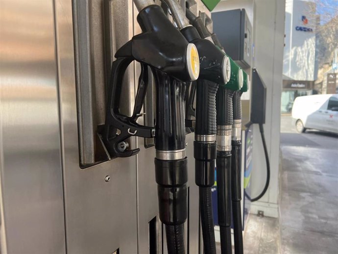 Archivo - Surtidores de una gasolinera 