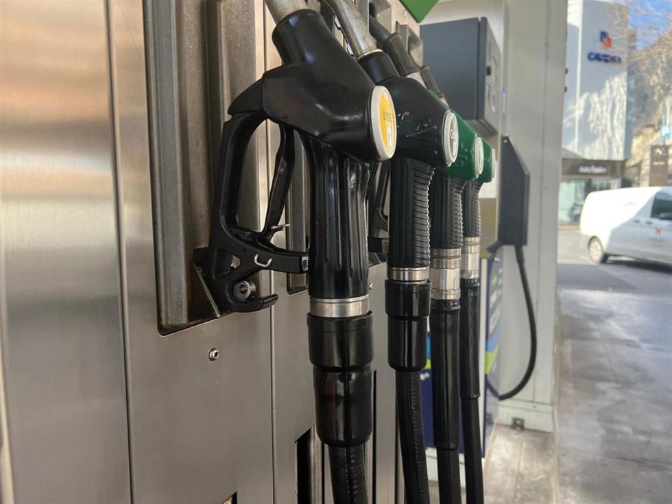 Archivo - Surtidores de una gasolinera 