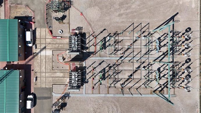 Dos nuevos transformadores instalados por Endesa en la subestación eléctrica de Altafulla (Tarragona)