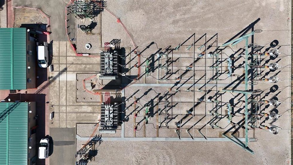 Dos nuevos transformadores instalados por Endesa en la subestación eléctrica de Altafulla (Tarragona)