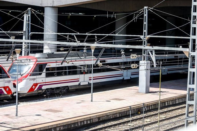 Archivo - Un tren de renfe en los andenes de la estación de Puerta de Atocha