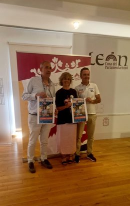El concejal de Deportes, Vicente Canuria (izquierda), en la presentación del Gran Premio Ciclismo Femenino Ayuntamiento de León.