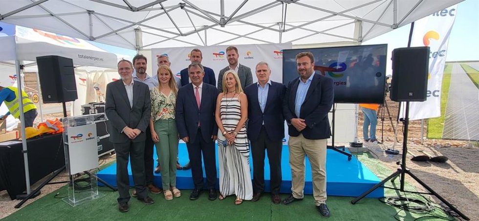 La delegada del Gobierno en la Región, Mariola Guevara, y el consejero de Medio Ambiente, Universidades, Investigación y Mar Menor, Juan María Vázquez, durante el acto de colocación de la primera piedra de dos parques solares