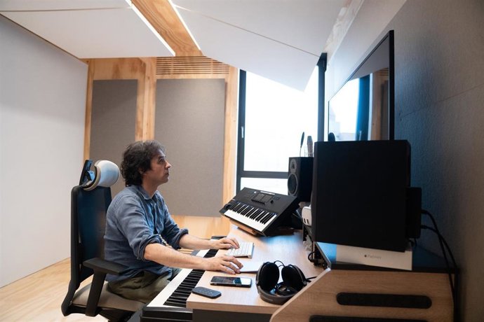 Archivo - Un hombre trabaja