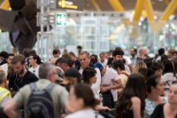 El control de pasaportes en la T4S de Barajas se colapsa con colas de una hora por falta de personal