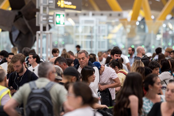 Pasajeros en el aeropuerto de Madrid-Barajas durante la caída del sistema de seguridad de Microsoft que ha provocado fallos en importantes empresas en todo el mundo, a 19 de julio de 2024, en Madrid (España).