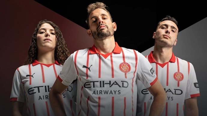 Els jugadors del Girona FC amb la nova samarreta