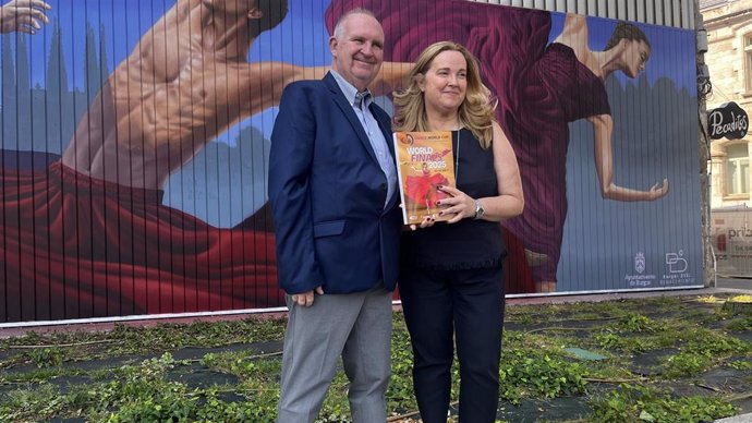 La alcaldesa y el organizador y presidente de la DWC delante del mural dedicado al evento.