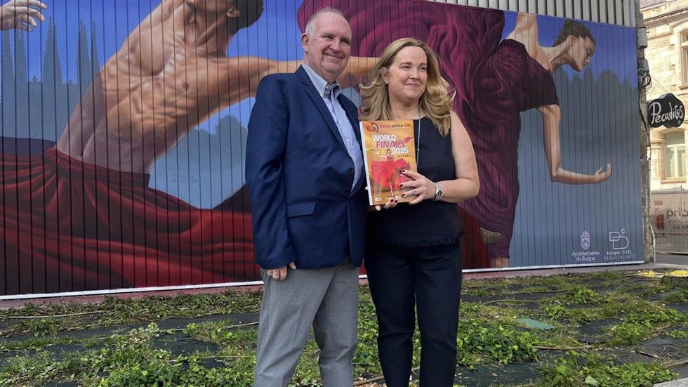 La alcaldesa y el organizador y presidente de la DWC delante del mural dedicado al evento.