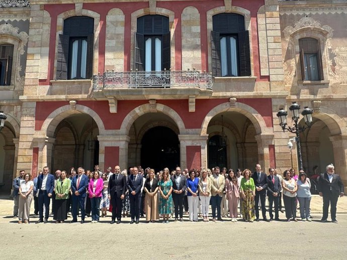 El Parlament guarda un minuto de silencio por el caso de violencia vicaria en Sentmenat (Barcelona)