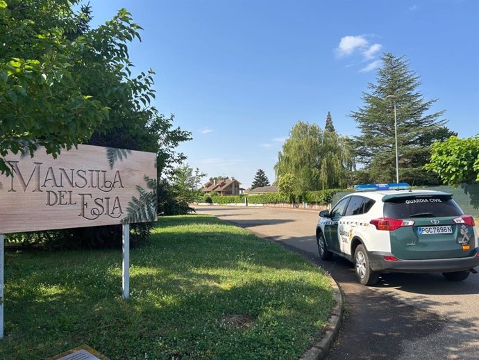 Vehículo de la Guardia Civil en la Urbanización  Mansilla del Esla, de donde había desaparecido el varón localizado.