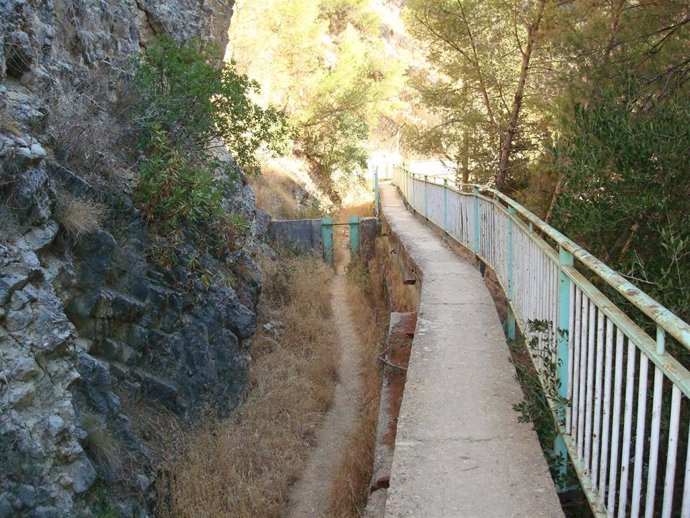 Archivo - Pasarela aledaña al Río Eliche, en Los Cañones/archivo