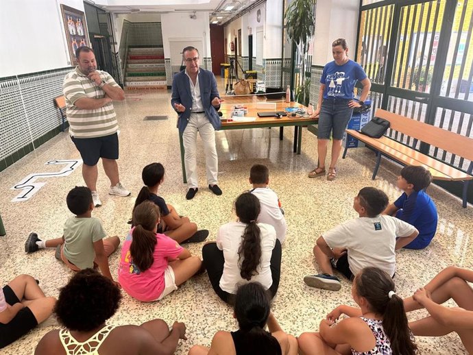 El delegado de Desarrollo Educativo y Formación Profesional y de Universidad, Investigación e Innovación, Miguel Briones, ha señalado que el programa cuenta con la participación de 64 centros educativos de la provincia y 403 docentes.