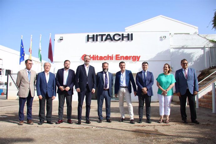 Archivo - Responsables de Hitachi Energy, de la Junta, del Ayuntamiento de capital cordobesa y del ámbito empresarial, ante su factoría de Córdoba, en una imagen de archivo.
