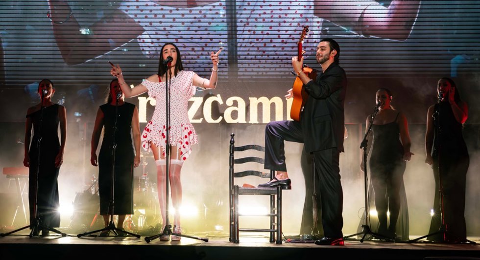 Judeline y Yerai Cortés reinterpretan 'La Cruz del Campo' en el homenaje de Cruzcampo por el año del 75 aniversario de Camarón