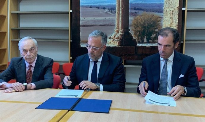 De izda a dcha, Zurita, Pollán y Benjumea en la firma del convenio de la Fundación Duques de Soria