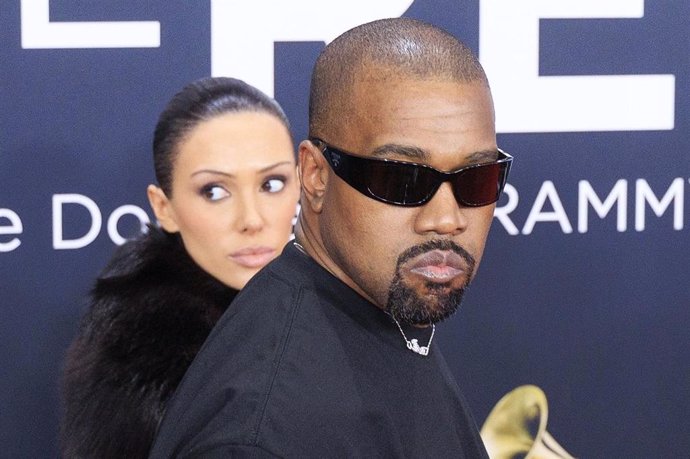 Archivo - Kanye West, demandado por acoso y discriminación por exempleada judía