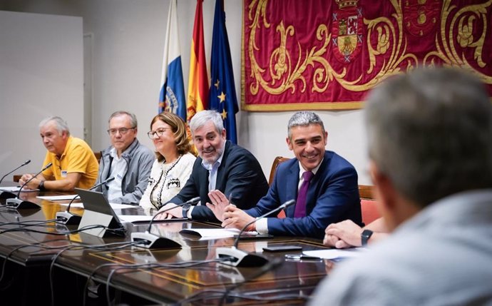 Archivo - El presidente del Gobierno de Canarias, Fernando Clavijo, y el consejero de Agricultura, Ganadería y Pesca del Gobierno de Canarias, Narvay Quintero, en una reunión con las organizaciones agrarias