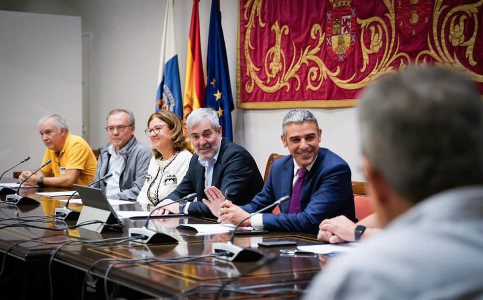 Archivo - El presidente del Gobierno de Canarias, Fernando Clavijo, y el consejero de Agricultura, Ganadería y Pesca del Gobierno de Canarias, Narvay Quintero, en una reunión con las organizaciones agrarias