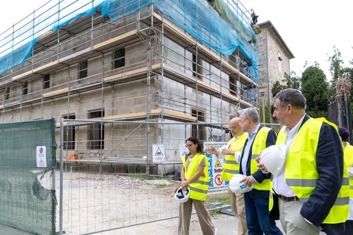 El conselleiro de Sanidade, Antonio Gómez Caamaño, visita la reforma integral del centro de salud de Conxo, en Santiago.