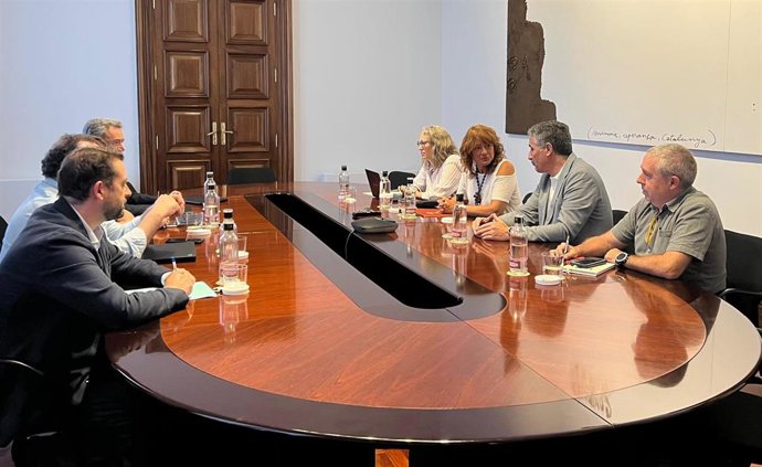 La primera teniente de alcalde del Ayuntamiento de Barcelona, Laia Bonet, y otros miembros del equipo de gobierno se reúnen con representantes del comité de empresa de las empresas de limpieza y recogida de residuos de la ciudad