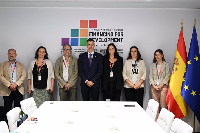 Representantes de organizaciones sociales y ecologistas se han reunido este miércoles con el presidente del Gobierno de España, Pedro Sánchez, en el marco de la IV Conferencia sobre Financiación para el Desarrollo.
